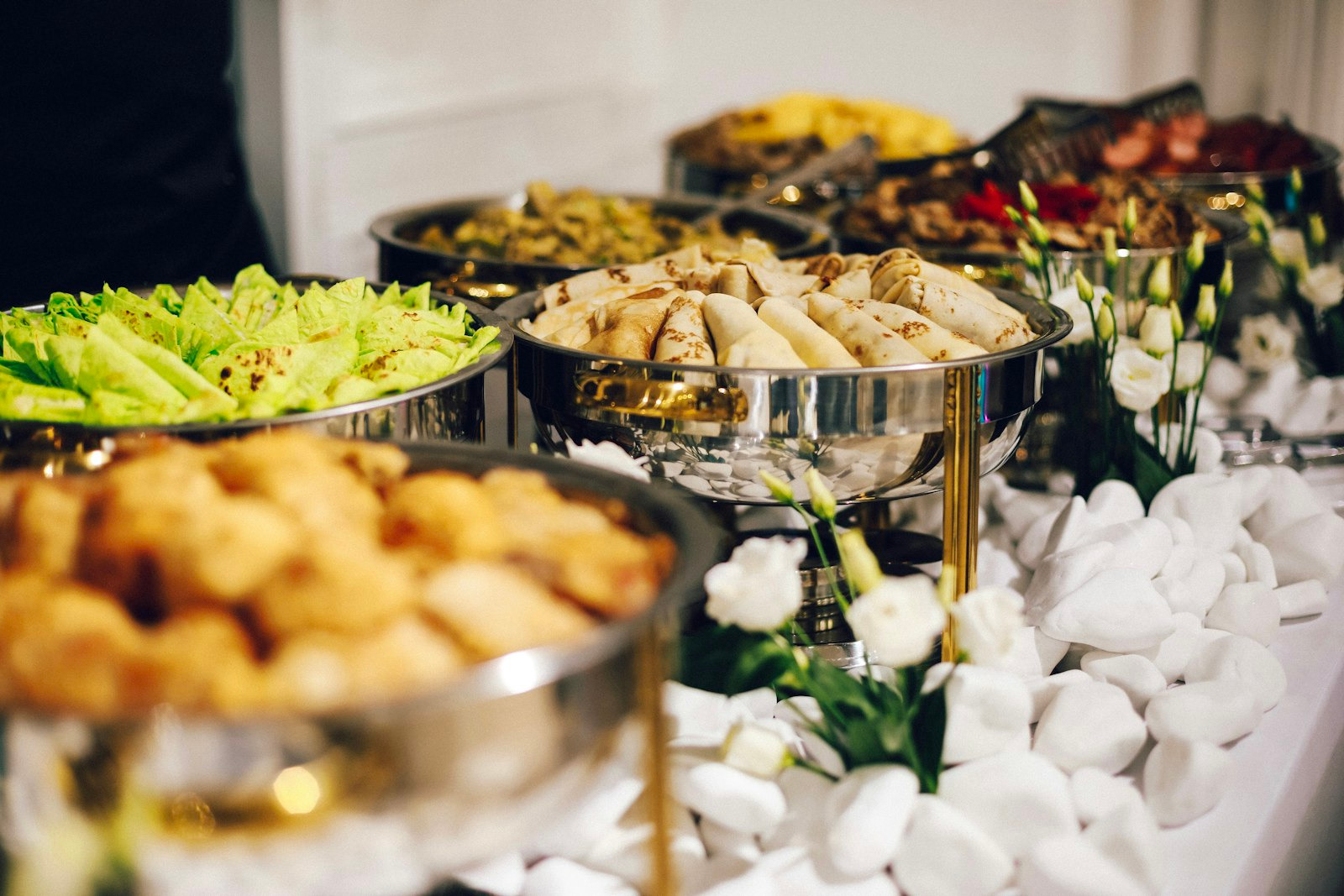 Meja prasmanan catering Meksiko penuh hidangan warna-warni