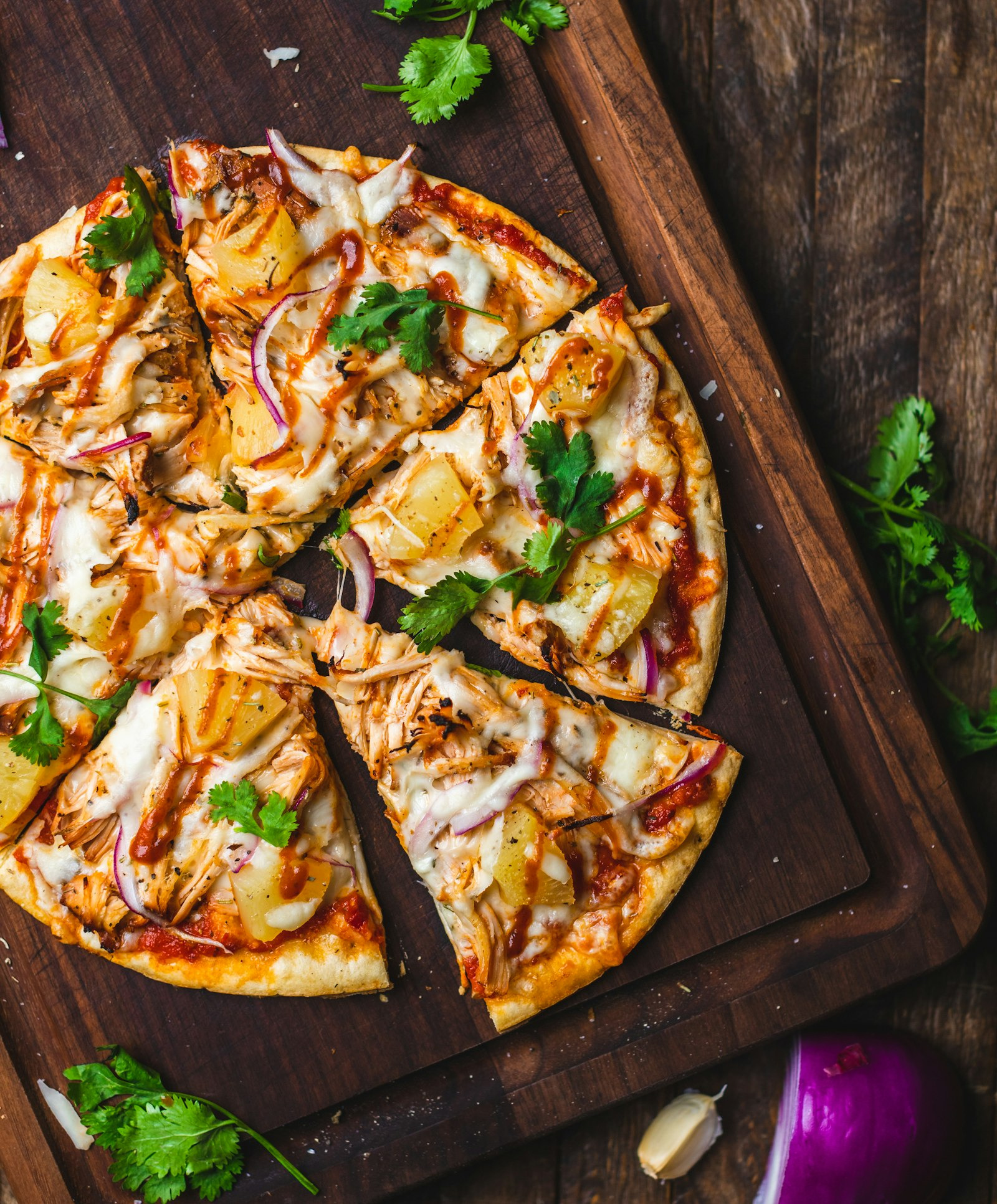Sajian tacos Meksiko otentik di atas meja kayu hangat